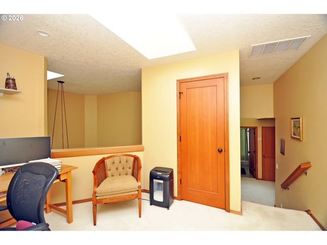 6431 Sw DOLPH Dr, Portland, OR 97219