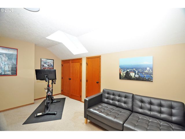 6431 Sw DOLPH Dr, Portland, OR 97219