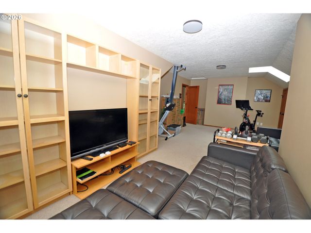 6431 Sw DOLPH Dr, Portland, OR 97219