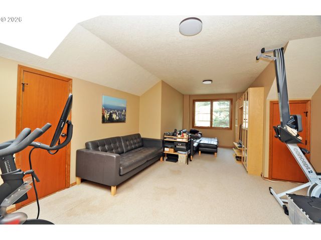 6431 Sw DOLPH Dr, Portland, OR 97219