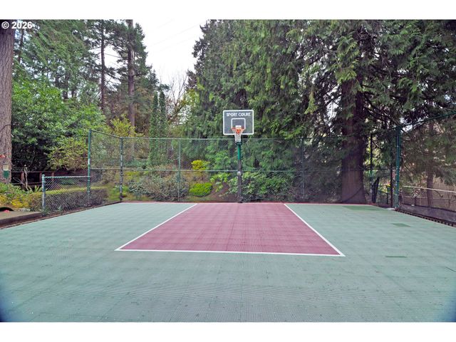 6431 Sw DOLPH Dr, Portland, OR 97219