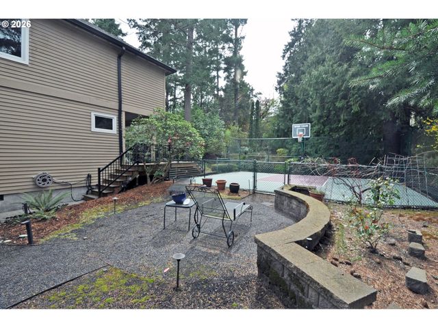 6431 Sw DOLPH Dr, Portland, OR 97219