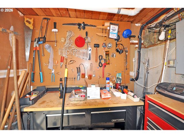6431 Sw DOLPH Dr, Portland, OR 97219