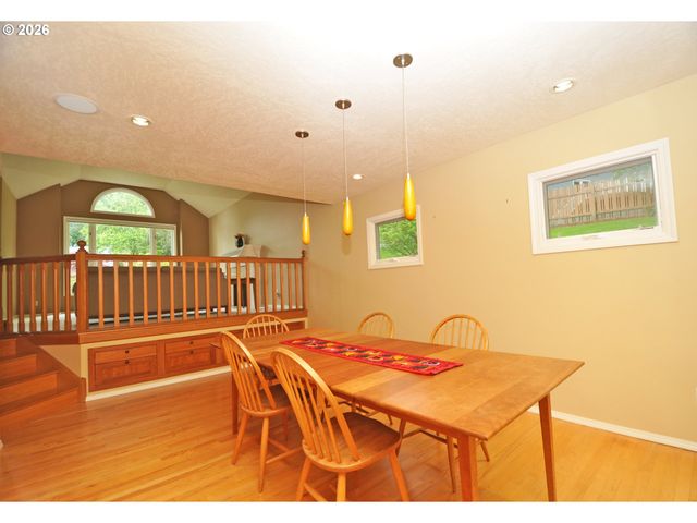 6431 Sw DOLPH Dr, Portland, OR 97219