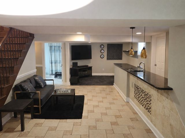 7955 S Washtenaw Avenue, Chicago, IL 60652