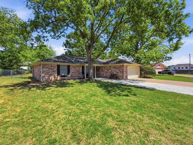 1103 Holiday Court, Granbury, TX 76048