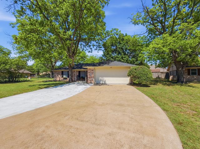 1103 Holiday Court, Granbury, TX 76048