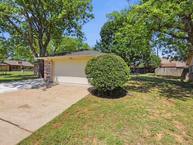 1103 Holiday Court, Granbury, TX 76048