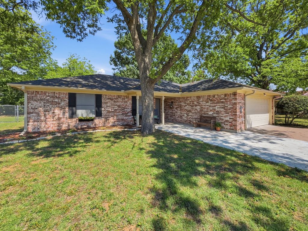 1103 Holiday Court, Granbury, TX 76048
