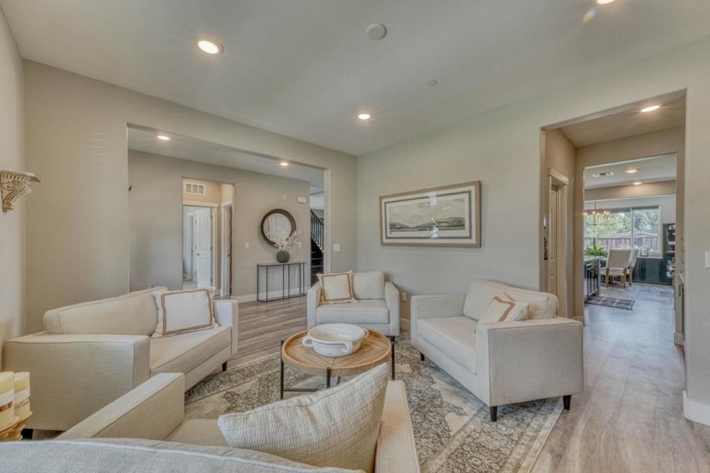 Image 10 of property listing at Address unavailable.