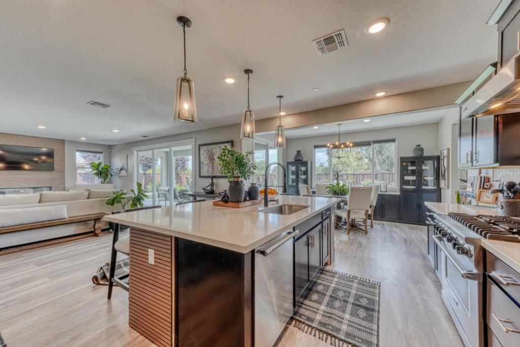 Image 14 of property listing at Address unavailable.