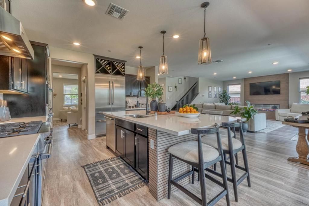 Image 19 of property listing at Address unavailable.