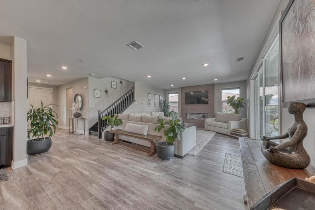 Image 27 of property listing at Address unavailable.