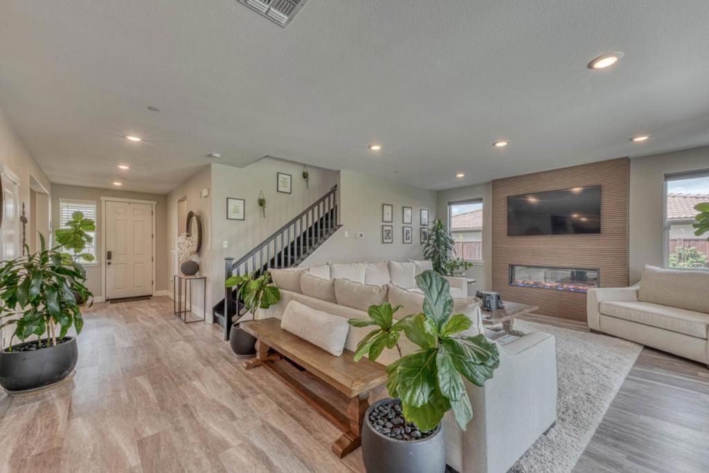 Image 28 of property listing at Address unavailable.