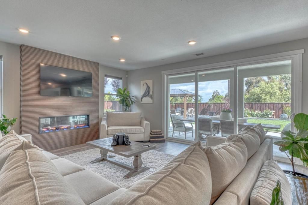 Image 30 of property listing at Address unavailable.