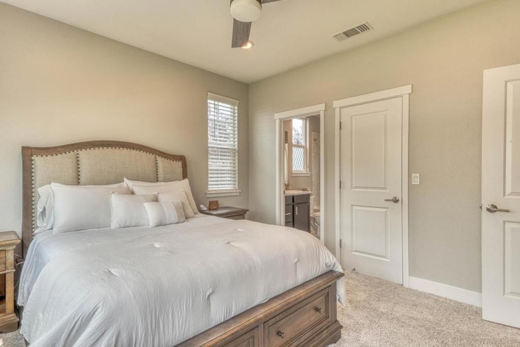 Image 36 of property listing at Address unavailable.