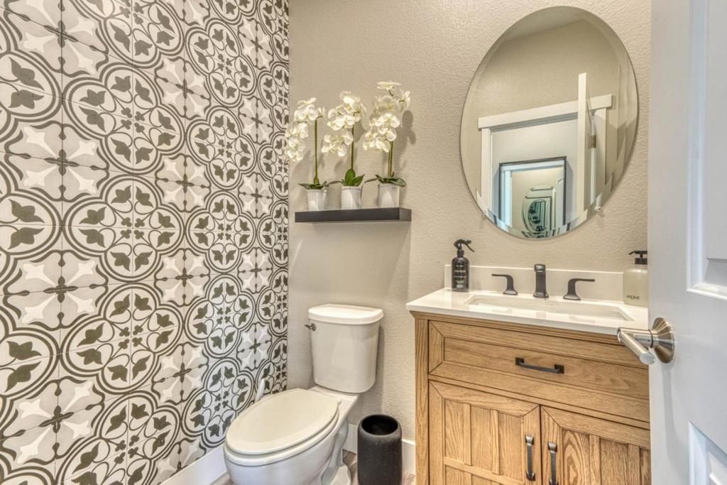 Image 38 of property listing at Address unavailable.