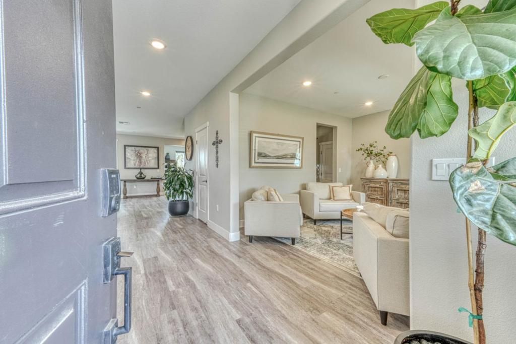 Image 6 of property listing at Address unavailable.