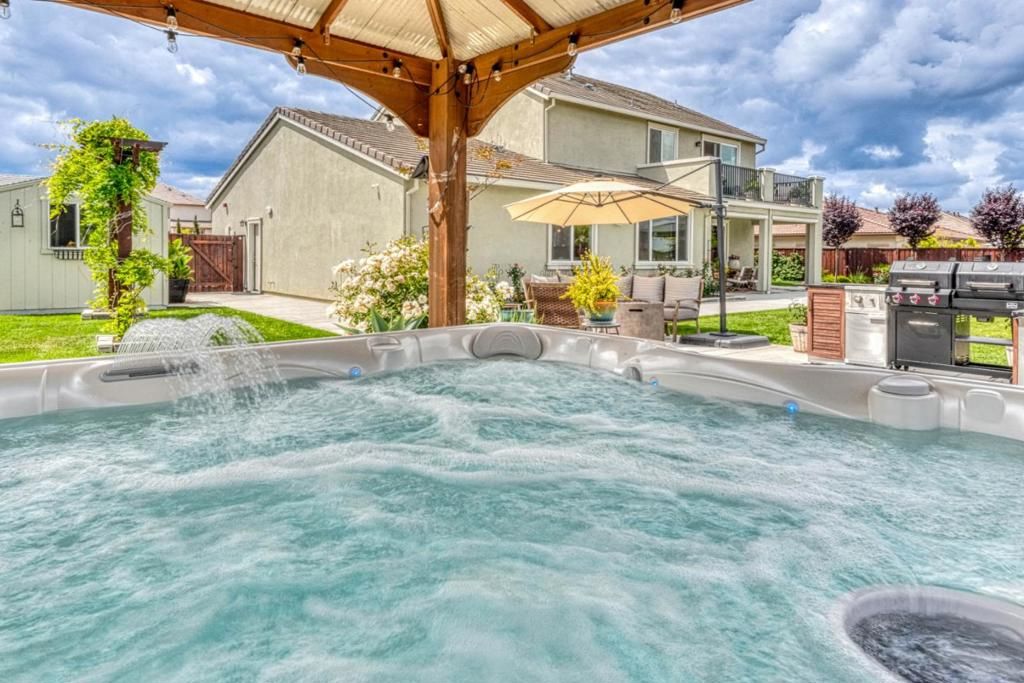 Image 70 of property listing at Address unavailable.