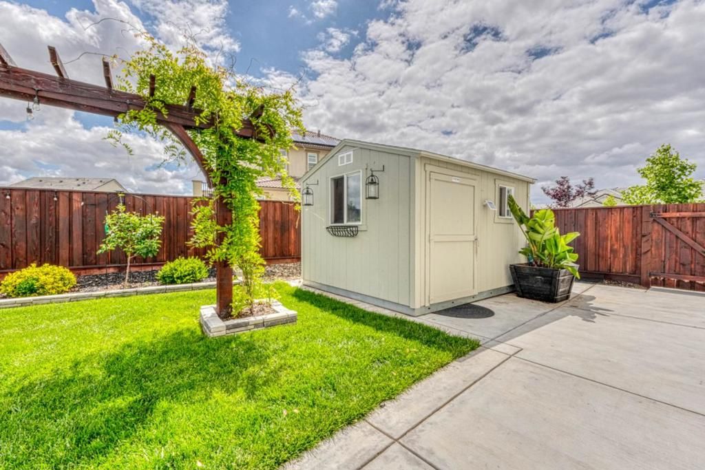 Image 71 of property listing at Address unavailable.