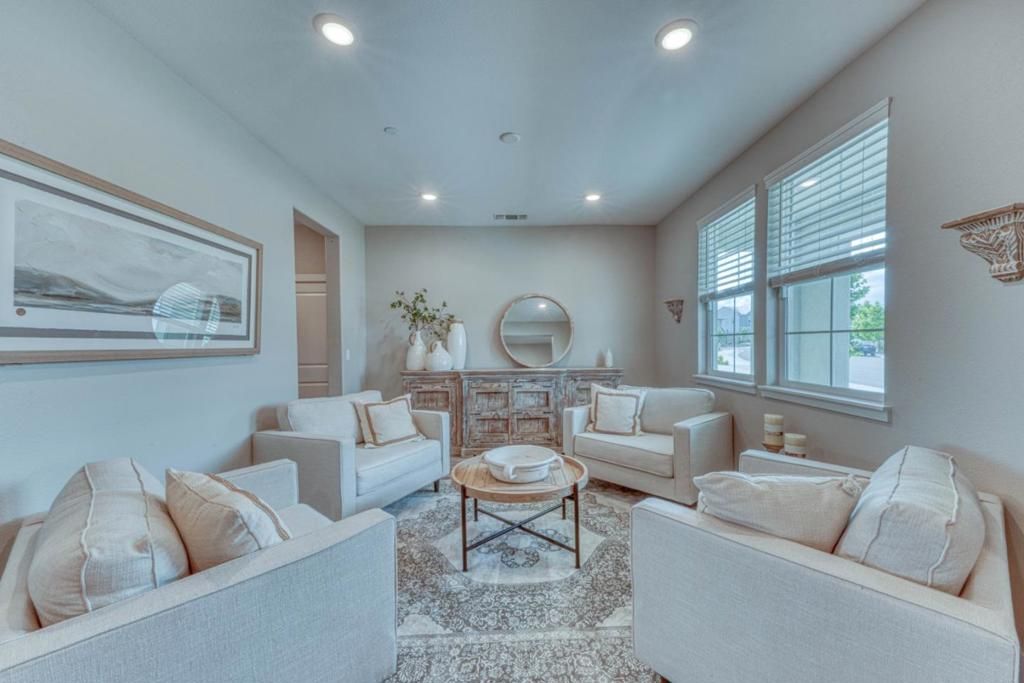 Image 8 of property listing at Address unavailable.