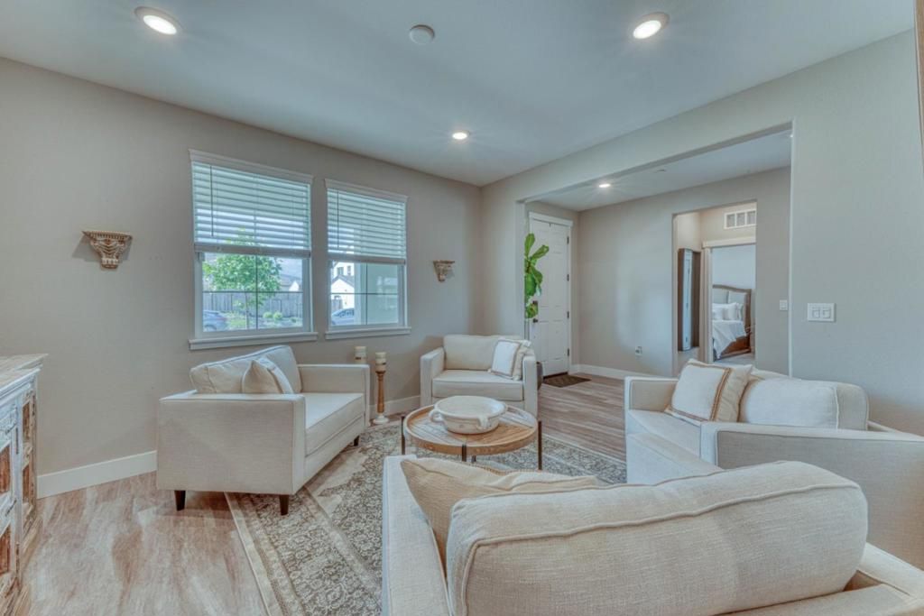 Image 9 of property listing at Address unavailable.