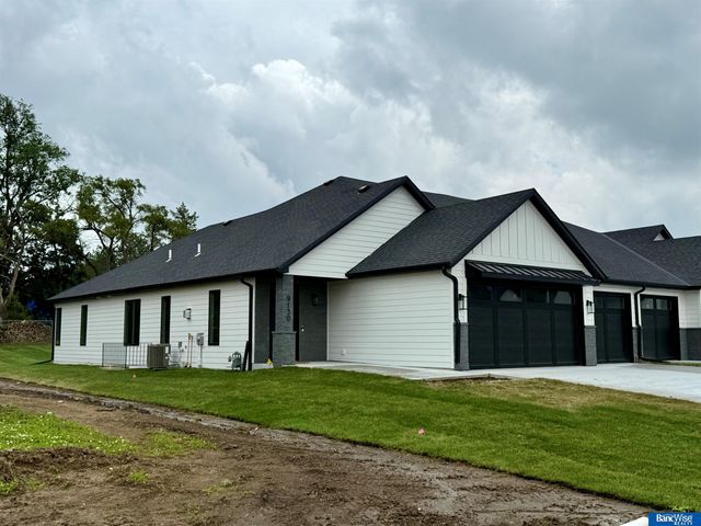 9118 Hillcrest Trail, Lincoln, NE 68520