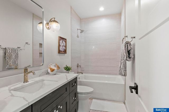 9118 Hillcrest Trail, Lincoln, NE 68520