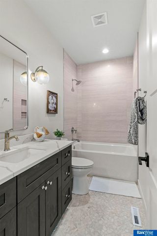 9118 Hillcrest Trail, Lincoln, NE 68520