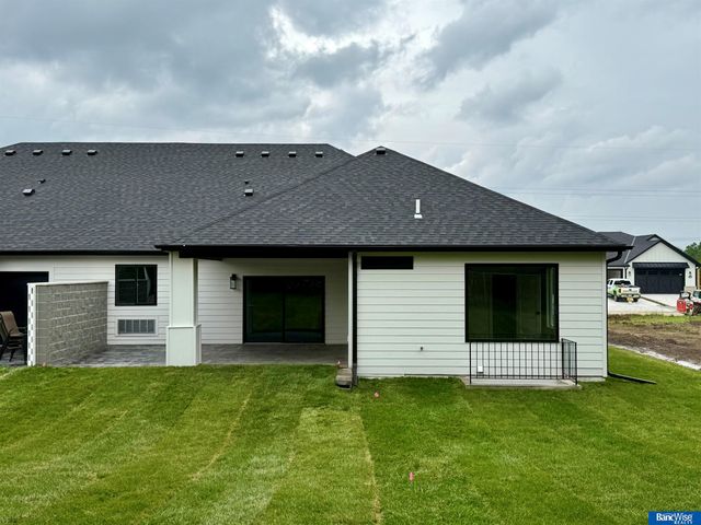 9118 Hillcrest Trail, Lincoln, NE 68520