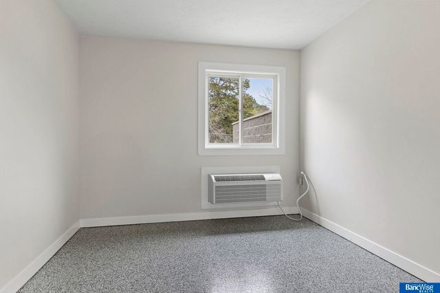 9118 Hillcrest Trail, Lincoln, NE 68520