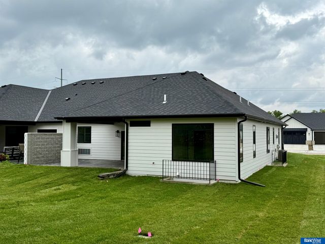 9118 Hillcrest Trail, Lincoln, NE 68520