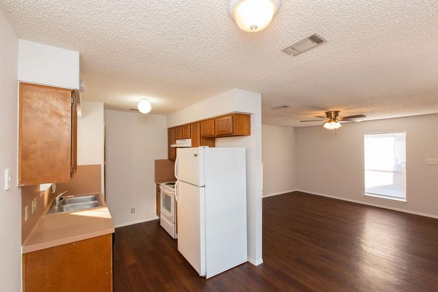 2102 Courtney ST A, Austin, TX 78745