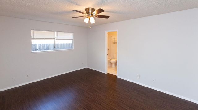 2102 Courtney ST A, Austin, TX 78745
