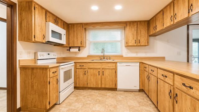 35025 RAINTREE DR, Fruitland Park, FL 34731