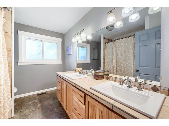 3817 Se Spruce St, Hillsboro, OR 97123