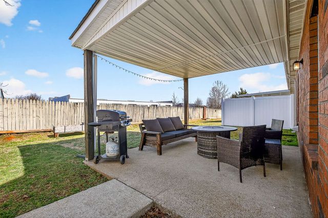 1709 Thomas Ct, Murfreesboro, TN 37127