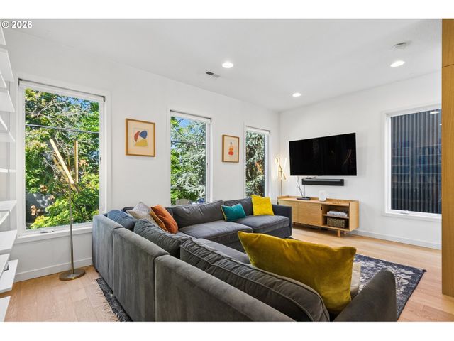 1612 Se CLAYBOURNE St, Portland, OR 97202