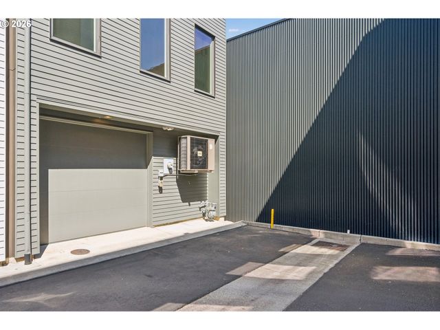 1612 Se CLAYBOURNE St, Portland, OR 97202