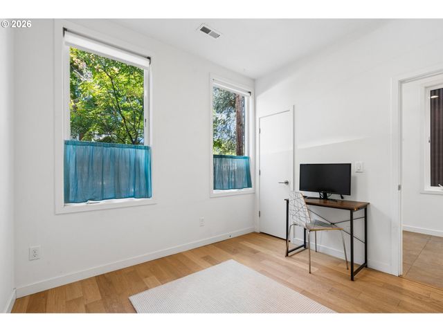 1612 Se CLAYBOURNE St, Portland, OR 97202