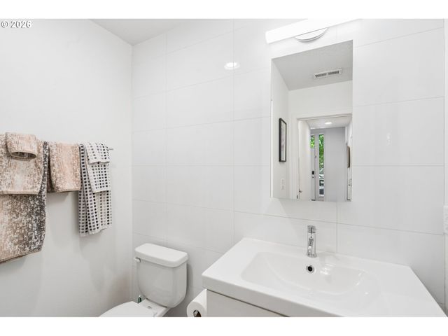 1612 Se CLAYBOURNE St, Portland, OR 97202