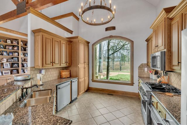 572 Eagle Shore Dr, Dover, TN 37058