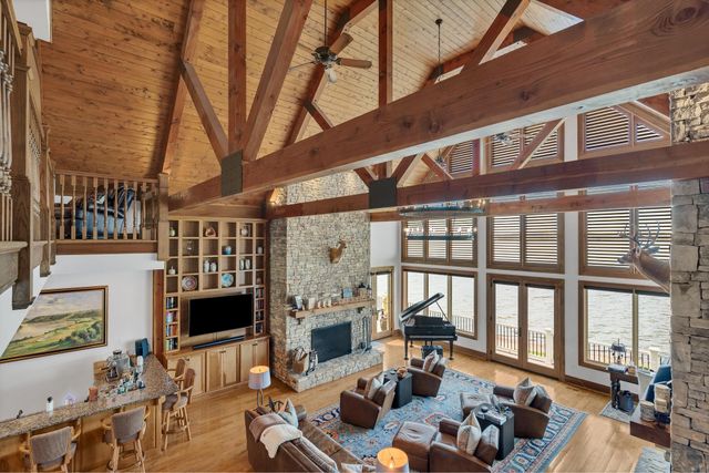 572 Eagle Shore Dr, Dover, TN 37058