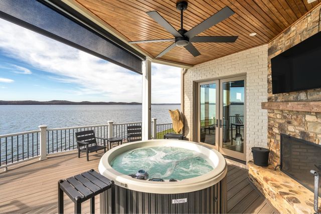 572 Eagle Shore Dr, Dover, TN 37058