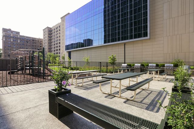 330 W Diversey Parkway 1806, Chicago, IL 60657