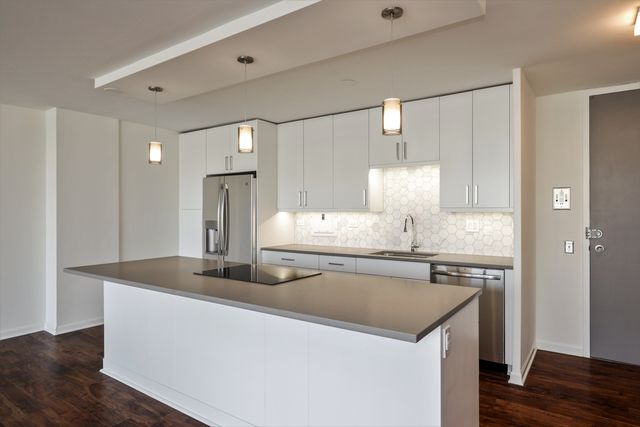 330 W Diversey Parkway 1806, Chicago, IL 60657