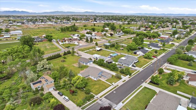 3139 N PELICAN DR, Farr West, UT 84404