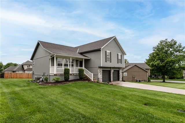 1519 Bridlewood Lane, Raymore, MO 64083