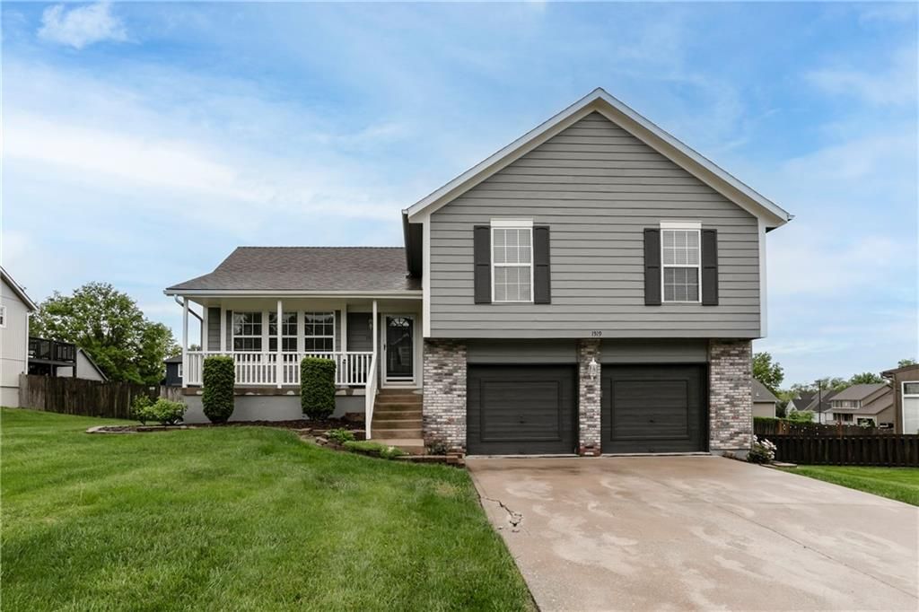 1519 Bridlewood Lane, Raymore, MO 64083