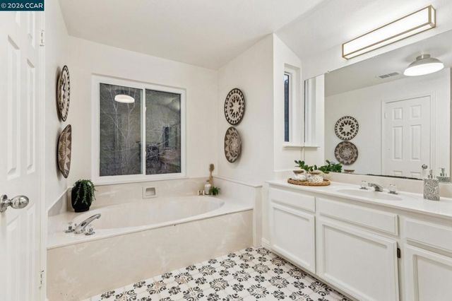 53 Paso Nogal Ct, Pleasant Hill, CA 94553